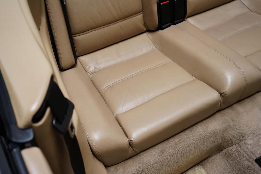 Детали интерьера BMW 325i Convertible (Calypso Red) 1990 года  (фото 107 из 190)